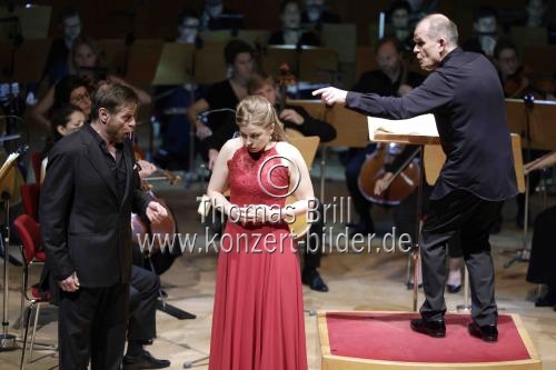 Französische Dirigent François-Xavier Roth leitet das Orchester 