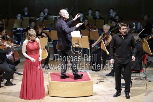 Französische Dirigent François-Xavier Roth leitet das Orchester 