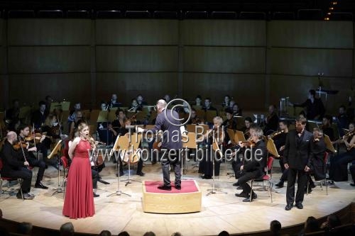 Französische Dirigent François-Xavier Roth leitet das Orchester 