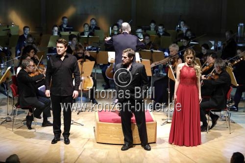 Französische Dirigent François-Xavier Roth leitet das Orchester 