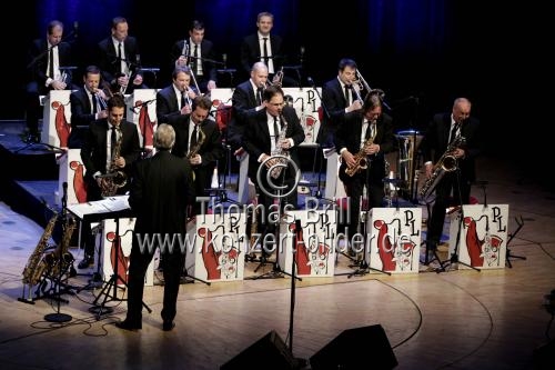 Schweizer Bandleader Pepe Lienhard gastiert mit seiner 17-köpfigen Big Band auf seiner 