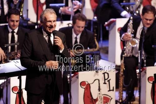 Schweizer Bandleader Pepe Lienhard gastiert mit seiner 17-köpfigen Big Band auf seiner 