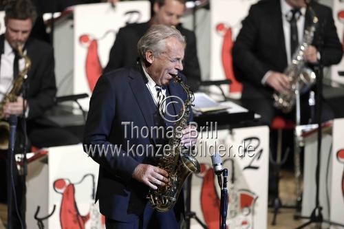 Schweizer Bandleader Pepe Lienhard gastiert mit seiner 25-köpfigen Big Band auf seiner 