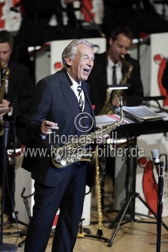 Schweizer Bandleader Pepe Lienhard gastiert mit seiner 25-köpfigen Big Band auf seiner 