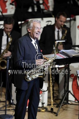 Schweizer Bandleader Pepe Lienhard gastiert mit seiner 25-köpfigen Big Band auf seiner 