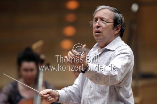 Pianist Murray Perahia leitet die Academy of St. Martin in the Fields in der Philharmonie Köln (&copy; Thomas Brill)