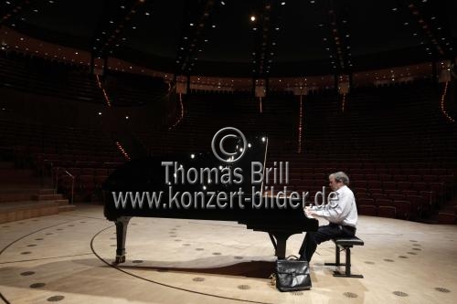 Pianist Murray Perahia gastiert mit Werken von Joseph Haydn, Wolfgang Amadeus Mozart, Johannes Brahms und Ludwig van Beethoven in der Philharmonie Köln (&copy; Thomas Brill)
