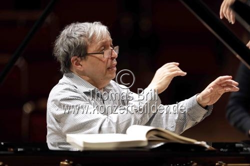 Pianist Murray Perahia leitet die Academy of St. Martin in the Fields in der Philharmonie Köln (&copy; Thomas Brill)