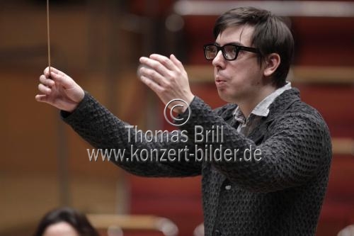 Französische Dirigent Adrien Perruchon leitet die Wiener Symphoniker in der Philharmonie Köln (© Thomas Brill)