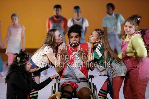 Siebzehn Jugendliche aus elf Nationen führen das Musical 