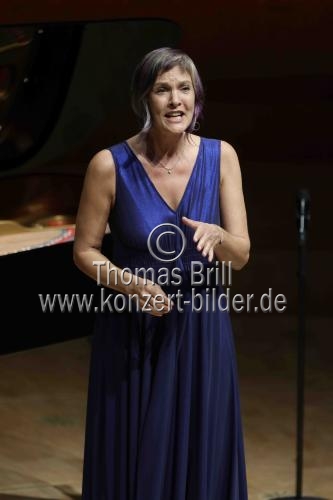 Deutsche Sopranistin Marlis Petersen gastiert in Begleitung des deutschen Pianisten Stephan Matthias Lademann in der Kölner Philharmonie (© Thomas Brill)