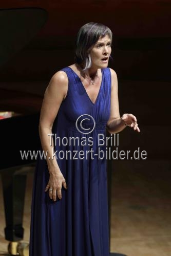 Deutsche Sopranistin Marlis Petersen gastiert in Begleitung des deutschen Pianisten Stephan Matthias Lademann in der Kölner Philharmonie (© Thomas Brill)