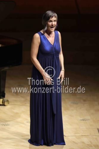 Deutsche Sopranistin Marlis Petersen gastiert in Begleitung des deutschen Pianisten Stephan Matthias Lademann in der Kölner Philharmonie (&copy; Thomas Brill)