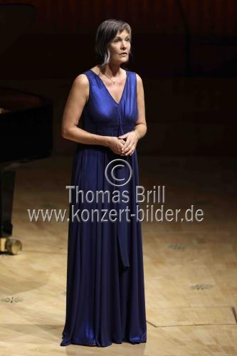 Deutsche Sopranistin Marlis Petersen gastiert in Begleitung des deutschen Pianisten Stephan Matthias Lademann in der Kölner Philharmonie (© Thomas Brill)