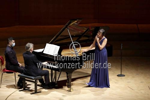Deutsche Sopranistin Marlis Petersen gastiert in Begleitung des deutschen Pianisten Stephan Matthias Lademann in der Kölner Philharmonie (&copy; Thomas Brill)