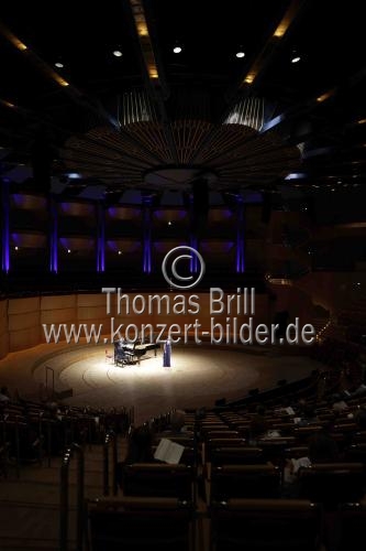 Deutsche Sopranistin Marlis Petersen gastiert in Begleitung des deutschen Pianisten Stephan Matthias Lademann in der Kölner Philharmonie (© Thomas Brill)