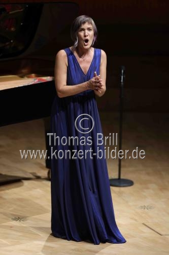 Deutsche Sopranistin Marlis Petersen gastiert in Begleitung des deutschen Pianisten Stephan Matthias Lademann in der Kölner Philharmonie (© Thomas Brill)