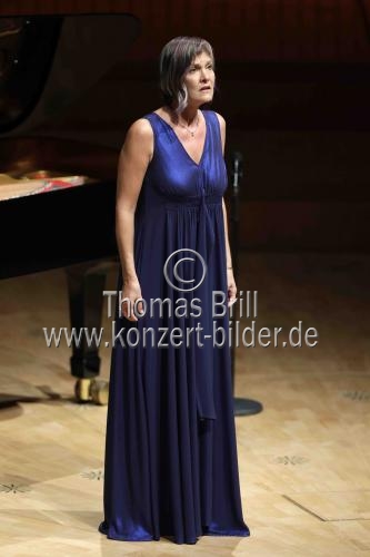 Deutsche Sopranistin Marlis Petersen gastiert in Begleitung des deutschen Pianisten Stephan Matthias Lademann in der Kölner Philharmonie (&copy; Thomas Brill)