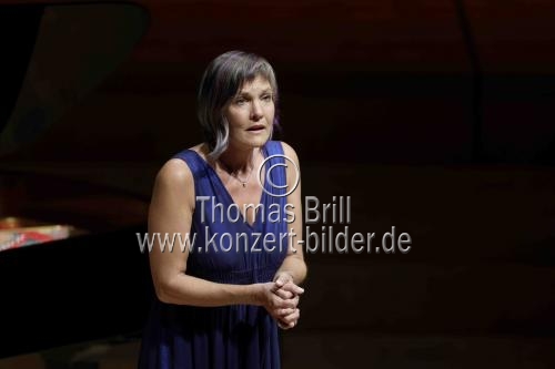 Deutsche Sopranistin Marlis Petersen gastiert in Begleitung des deutschen Pianisten Stephan Matthias Lademann in der Kölner Philharmonie (&copy; Thomas Brill)
