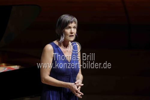 Deutsche Sopranistin Marlis Petersen gastiert in Begleitung des deutschen Pianisten Stephan Matthias Lademann in der Kölner Philharmonie (&copy; Thomas Brill)