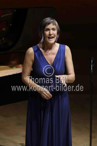 Deutsche Sopranistin Marlis Petersen gastiert in Begleitung des deutschen Pianisten Stephan Matthias Lademann in der Kölner Philharmonie (© Thomas Brill)