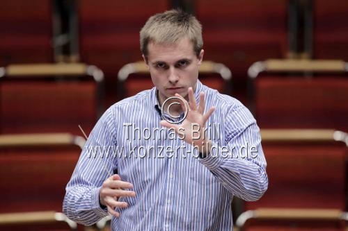 Russischer Dirigent Vasily Petrenko leitet das London Philharmonic Orchestra in Begleitung des amerikanischen Violinisten Joshua Bell in der Philharmonie Köln (&copy; Thomas Brill)