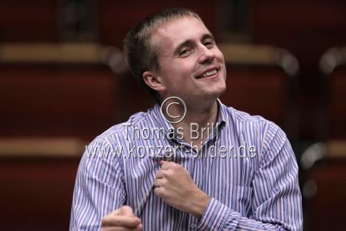 Russischer Dirigent Vasily Petrenko leitet das London Philharmonic Orchestra in Begleitung des amerikanischen Violinisten Joshua Bell in der Philharmonie Köln (&copy; Thomas Brill)