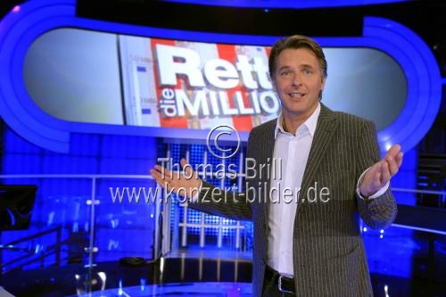 Deutscher Fernsehmoderator Jörg Pilawa moderiert seine neue Show 