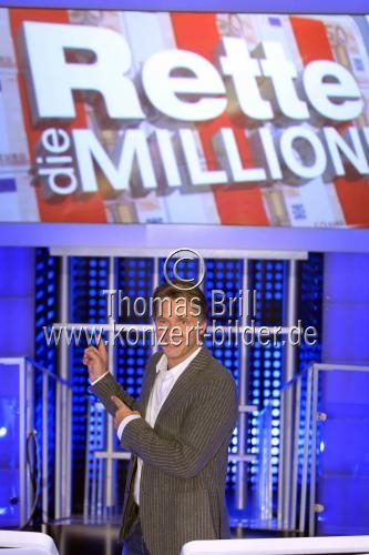 Deutscher Fernsehmoderator Jörg Pilawa moderiert seine neue Show 