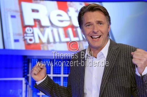 Deutscher Fernsehmoderator Jörg Pilawa moderiert seine neue Show 