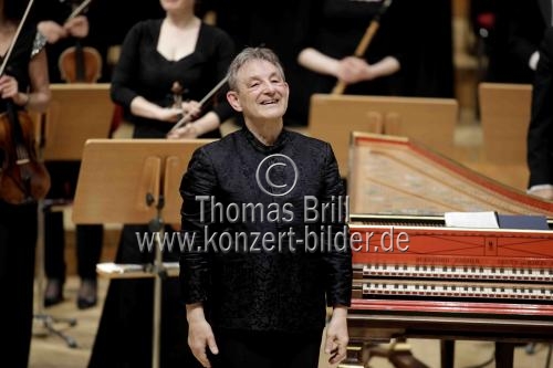 Englische Dirigent Trevor Pinnock leitet Das Neue Orchester in der Philharmonie Köln (&copy; Thomas Brill)
