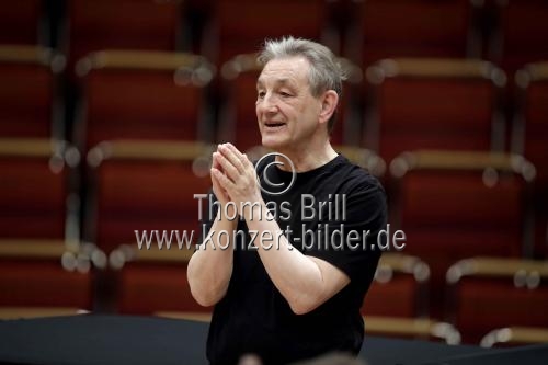 Englische Dirigent Trevor Pinnock leitet das Kammerorchester Basel in der Philharmonie Köln (&copy; Thomas Brill)