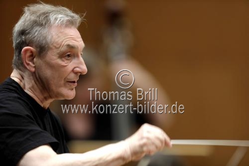 Englische Dirigent Trevor Pinnock leitet das Kammerorchester Basel in der Philharmonie Köln (&copy; Thomas Brill)
