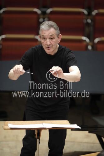 Englische Dirigent Trevor Pinnock leitet das Kammerorchester Basel in der Philharmonie Köln (© Thomas Brill)