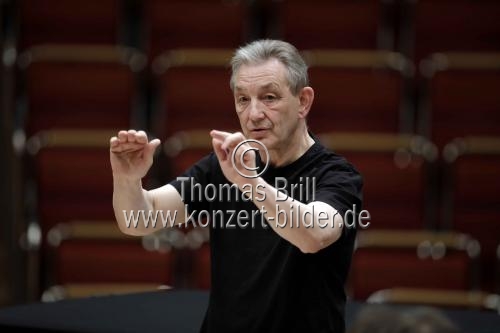 Englische Dirigent Trevor Pinnock leitet das Kammerorchester Basel in der Philharmonie Köln (© Thomas Brill)