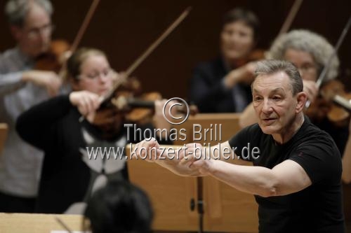 Englische Dirigent Trevor Pinnock leitet die Kammerakademie Potsdam in der Philharmonie Köln (© Thomas Brill)