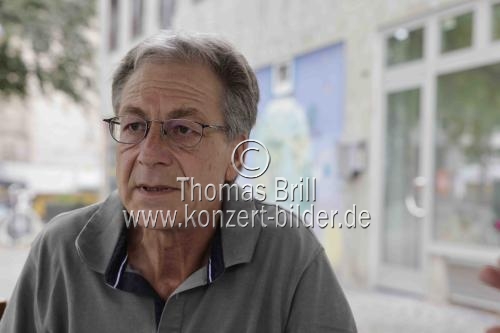 Deutsche Gitarrist Lucian Plessner im Interview bezüglich sein neues Leonard Bernstein Arrangement Suite From West Side Story für Gitarre und Orchester im Riphan Café Köln (© Thomas Brill)