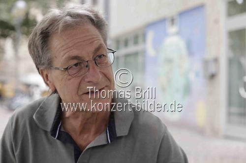 Deutsche Gitarrist Lucian Plessner im Interview bezüglich sein neues Leonard Bernstein Arrangement Suite From West Side Story für Gitarre und Orchester im Riphan Café Köln (© Thomas Brill)