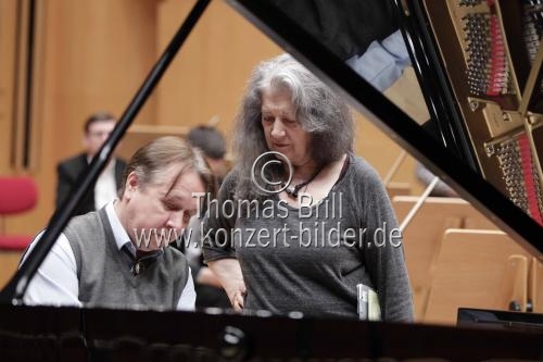 Russische Dirigent Mikhail Pletnev leitet das Russian National Orchestra in Begleitung der argentinischen Pianistin Martha Argerich in der Philharmonie Kln (© Thomas Brill)