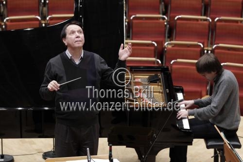 Russische Dirigent Mikhail Pletnev leitet die Deutsche Kammerphilharmonie Bremen in Begleitung des russischen Pianisten Daniil Trifonov in der Philharmonie Köln (&copy; Thomas Brill)