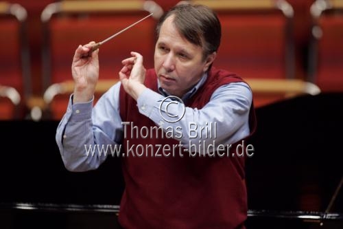 Dirigent Mikhail Pletnev leitet das Russisches Nationalorchester in Begleitung des Pianisten Denis Matsuev in der Philharmonie Köln (&copy; Thomas Brill)
