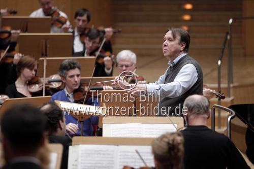 Russische Dirigent Mikhail Pletnev leitet das Russian National Orchestra in der Philharmonie Köln (© Thomas Brill)