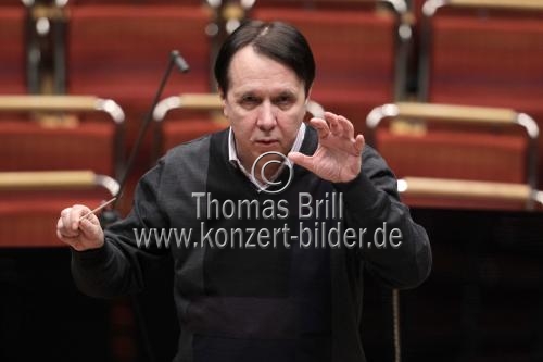 Russische Dirigent Mikhail Pletnev leitet die Deutsche Kammerphilharmonie Bremen in Begleitung des russischen Pianisten Daniil Trifonov in der Philharmonie Köln (&copy; Thomas Brill)