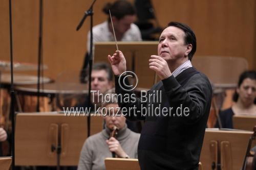 Russische Dirigent Mikhail Pletnev leitet die Deutsche Kammerphilharmonie Bremen in Begleitung des russischen Pianisten Daniil Trifonov in der Philharmonie Köln (© Thomas Brill)