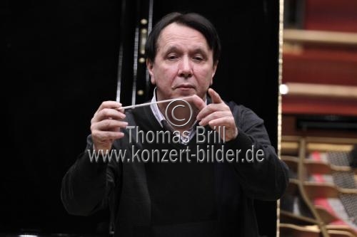 Russische Dirigent Mikhail Pletnev leitet die Deutsche Kammerphilharmonie Bremen in Begleitung des russischen Pianisten Daniil Trifonov in der Philharmonie Köln (&copy; Thomas Brill)