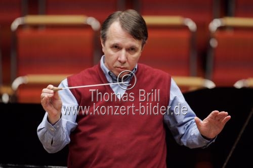 Dirigent Mikhail Pletnev leitet das Russisches Nationalorchester in Begleitung des Pianisten Denis Matsuev in der Philharmonie Köln (© Thomas Brill)