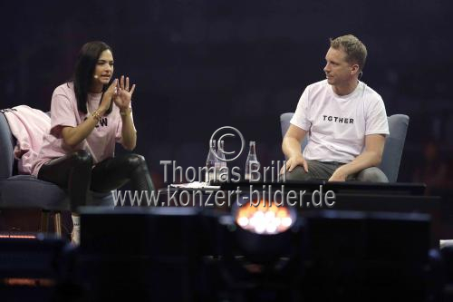 Deutsche Komiker Oliver Pocher gastiert mit seine Ehefrau Amira Pocher auf seiner 