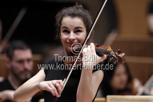 Deutsche Violinistin Alina Pogostkina begleitet das Grzenich-Orchester Kln unter der Leitung des deutschen Dirigenten David Afkham in der Philharmonie Kln (© Thomas Brill)