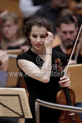 Deutsche Violinistin Alina Pogostkina begleitet das Grzenich-Orchester Kln unter der Leitung des deutschen Dirigenten David Afkham in der Philharmonie Kln (© Thomas Brill)