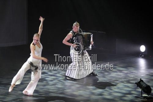 Finnischer Akkordeon-Derwisch Kimmo Pohjonen gastiert in Begleitung der finnischen Ballerina Minna Tervamäki in der Philharmonie Köln (© Thomas Brill)